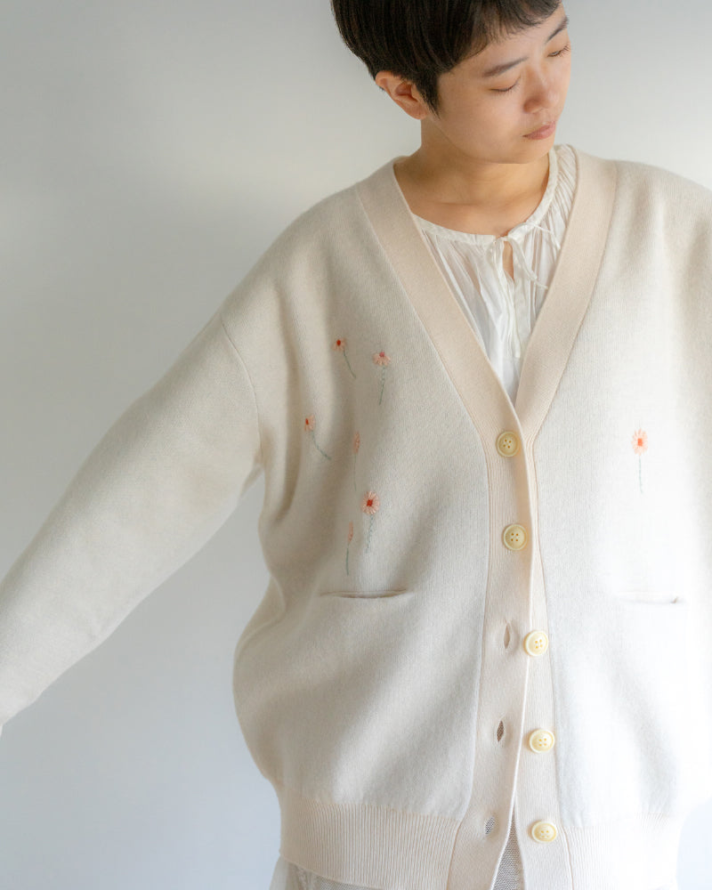 kanae entani ハンド刺繍ニット(Vネックカーディガン)