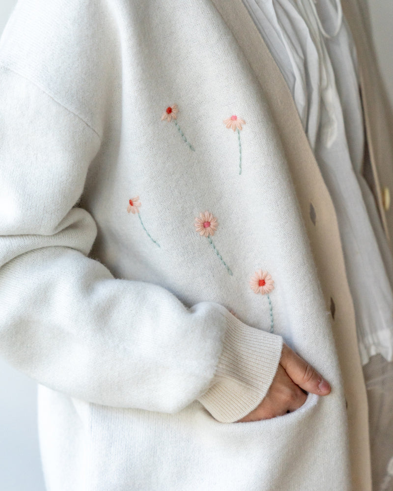 kanae entani ハンド刺繍ニット(Vネックカーディガン)