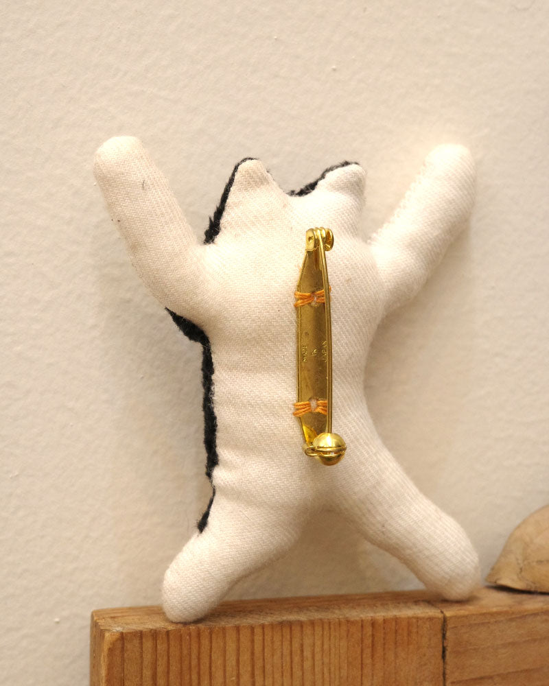 ハチワレ ブローチ