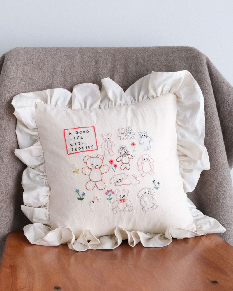 刺繍クッション/ A GOOD LIFE WITH TEDDIES/Kanae Entani