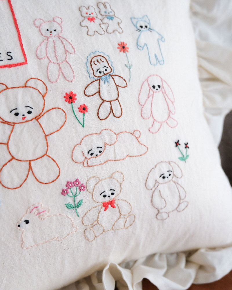 刺繍クッション/ A GOOD LIFE WITH TEDDIES/Kanae Entani