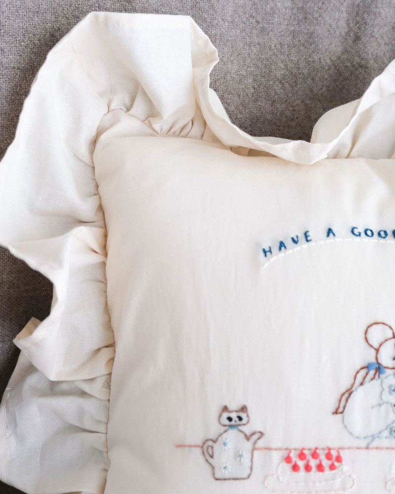 刺繍クッション/HAVE A GOOD AFTERNOON(cream)/Kanae Entani