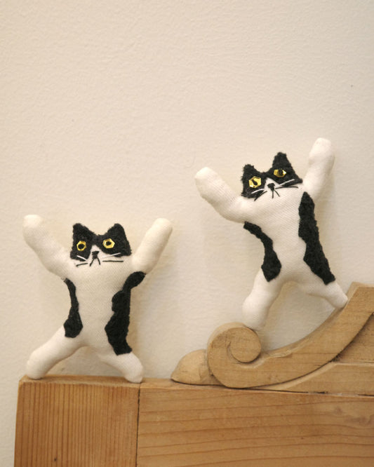 ハチワレ ブローチ