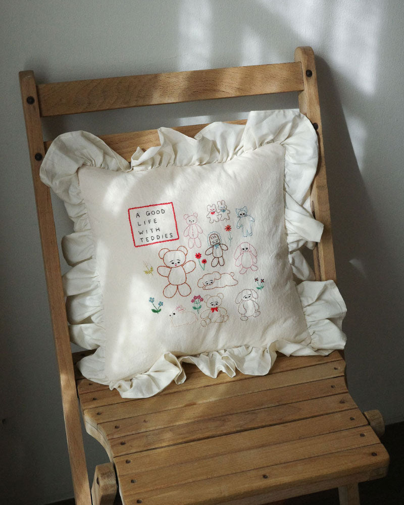 刺繍クッション/ A GOOD LIFE WITH TEDDIES/Kanae Entani